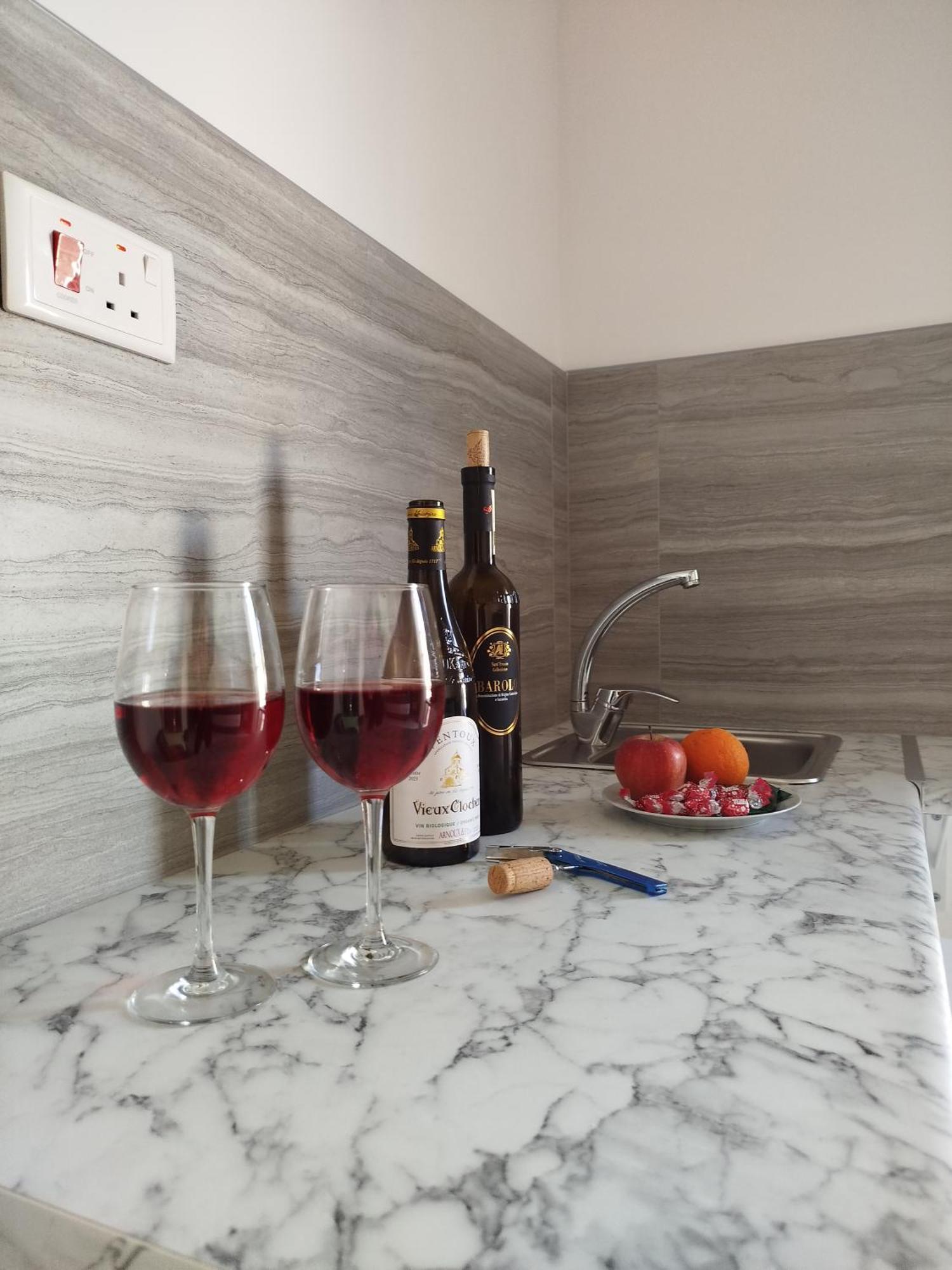 Limestone Sun Suites Слима Екстериор снимка