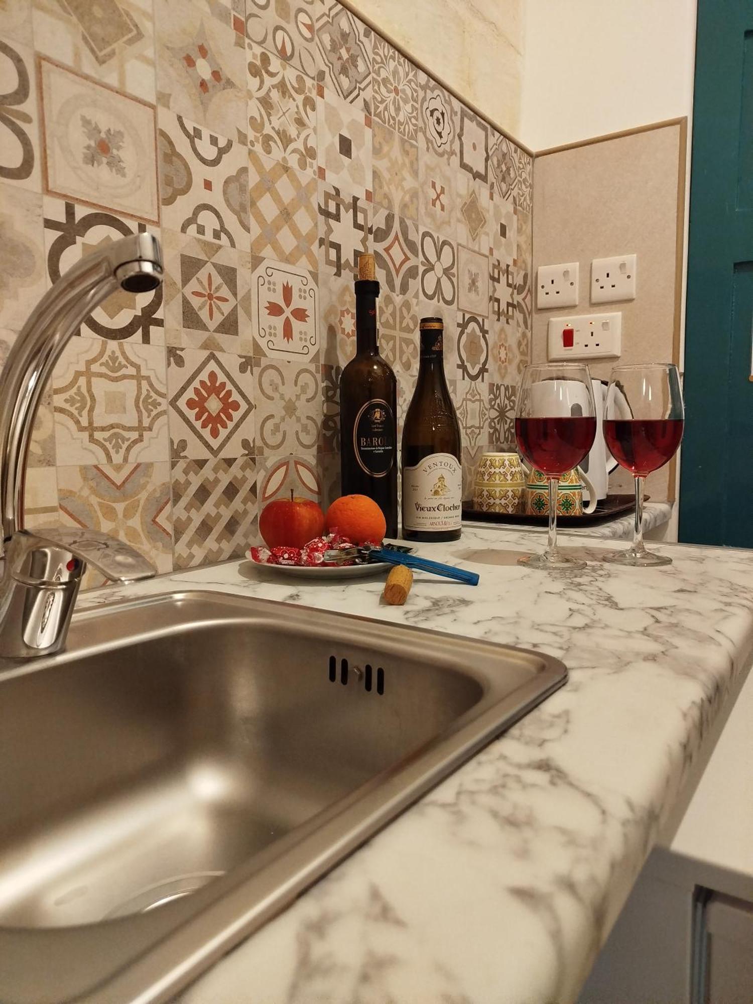 Limestone Sun Suites Слима Екстериор снимка